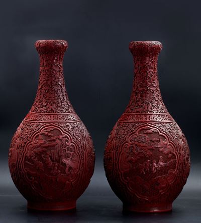 Cina, Copia di grandi vasi 'a testa d'aglio' in lacca di cinabro, h. 46 cm, fine XVIII / inizio X...