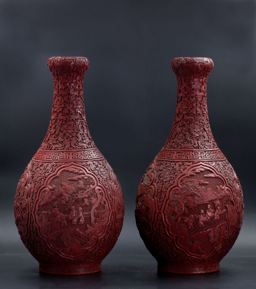 Cina, Copia di grandi vasi 'a testa d'aglio' in lacca di cinabro, h. 46 cm, fine XVIII / inizio X...
