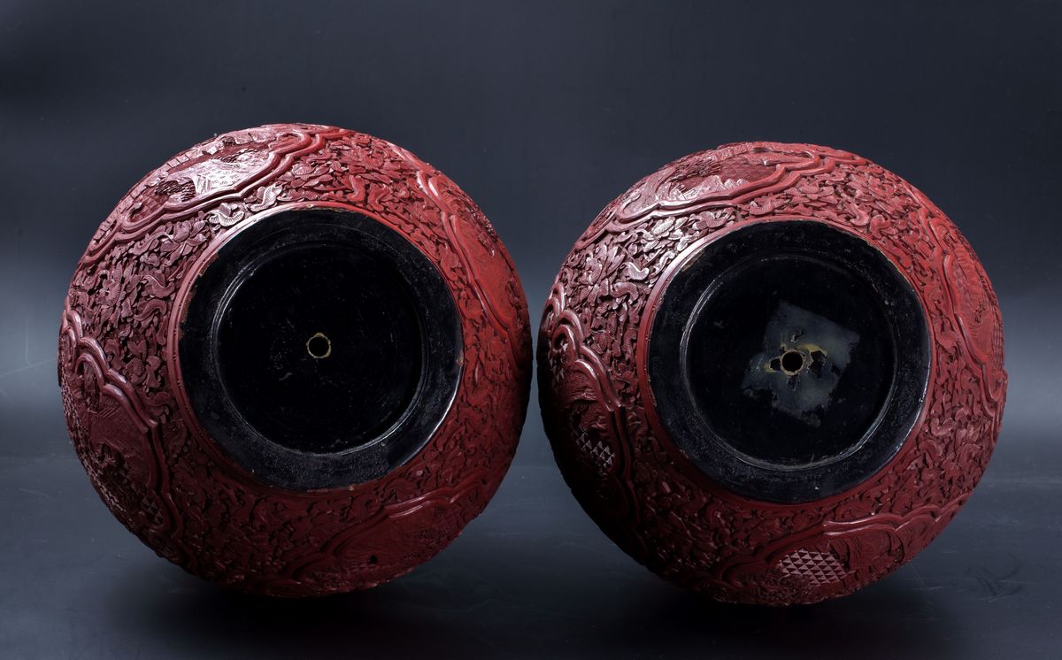 Cina, Copia di grandi vasi 'a testa d'aglio' in lacca di cinabro, h. 46 cm, fine XVIII / inizio X...