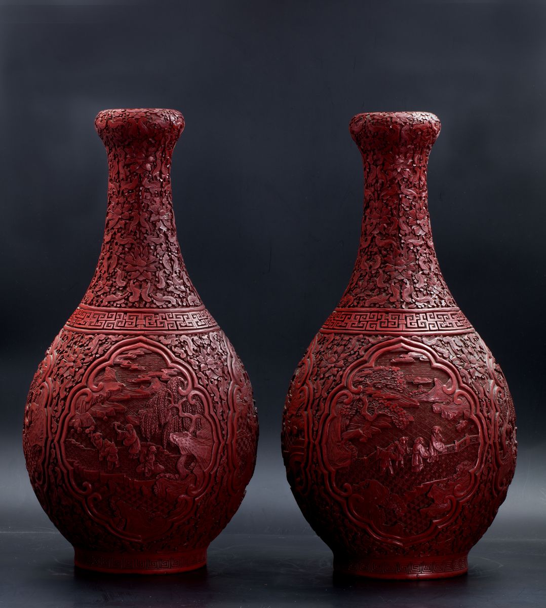 Cina, Copia di grandi vasi 'a testa d'aglio' in lacca di cinabro, h. 46 cm, fine XVIII / inizio X...