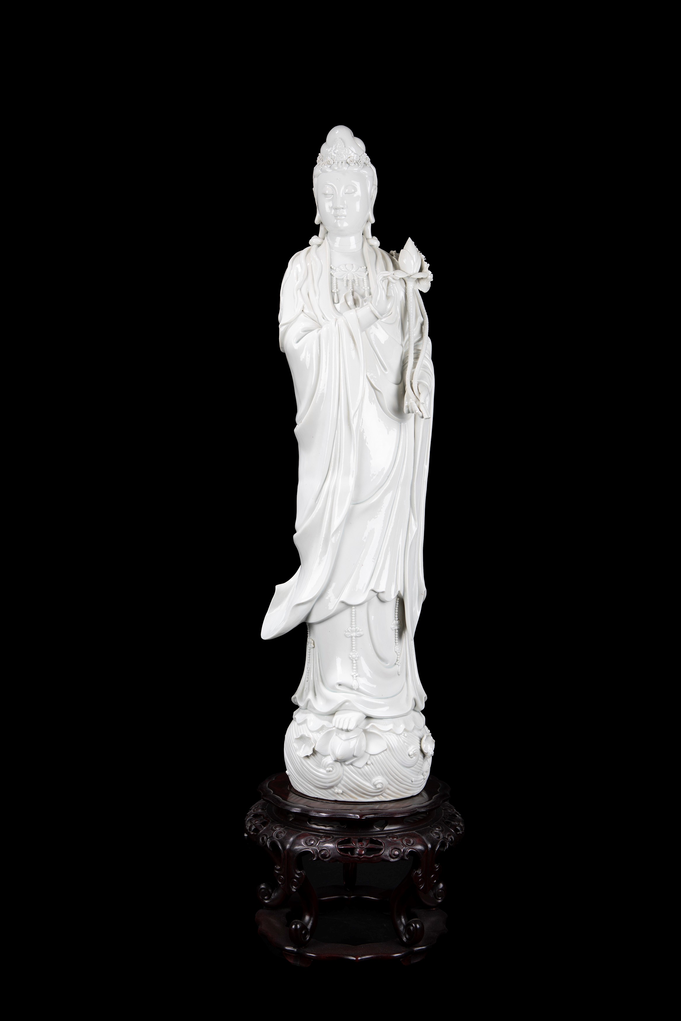 A LARGE BLANC-DE-CHINE FIGURE OF A GUANYIN (China, XX century) - Auction  Fine Asian Art - Marcopolo srl - Marcopolo Asian Art Auction Milano