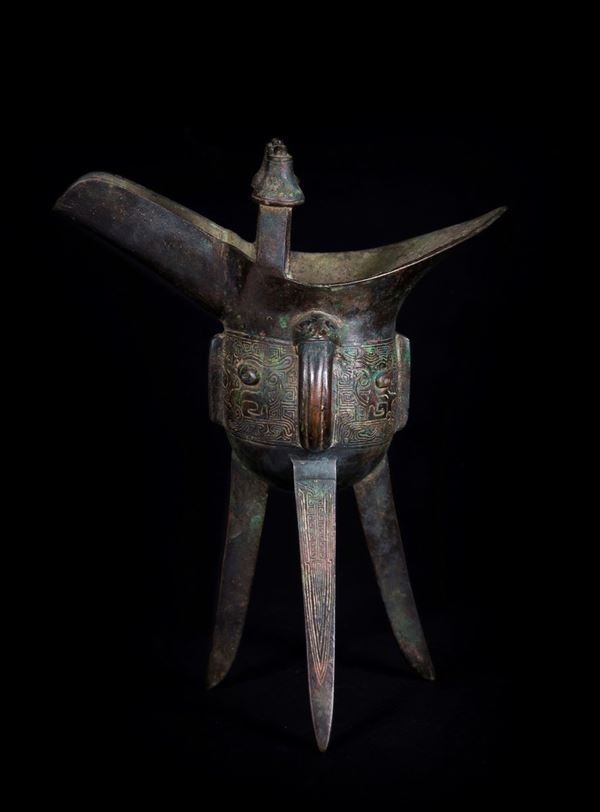  LARGE RITUAL BRONZE TRIPOD WINE VESSEL, JUE