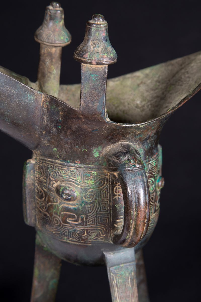 GRANDE VASO DA VINO RITUALE TRIPODE IN BRONZO, JUE