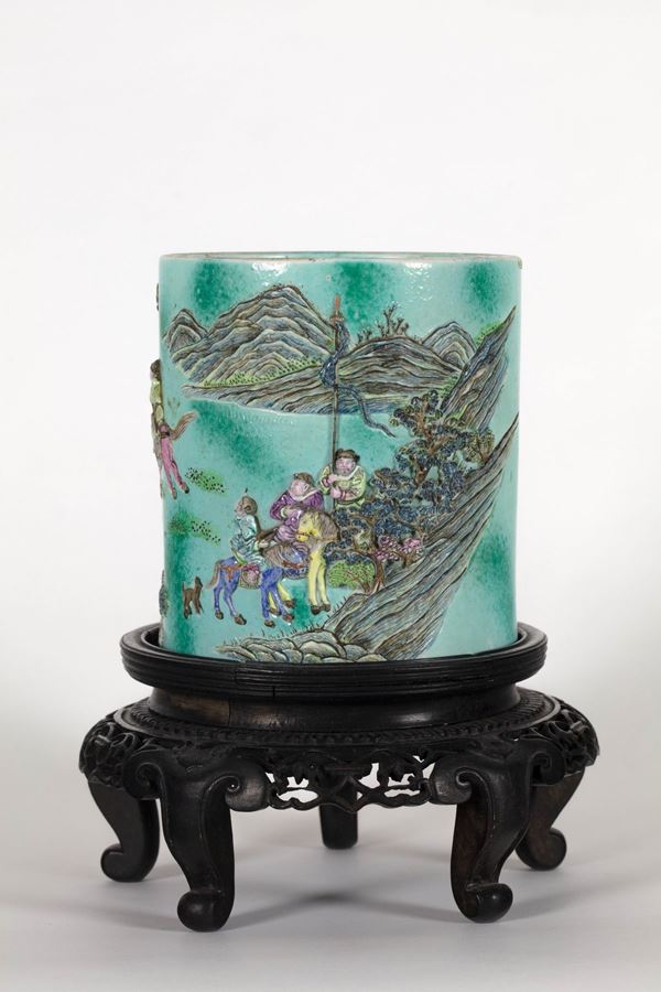 A FAMILLE ROSE PORCELAIN BRUSHPOT BITONG