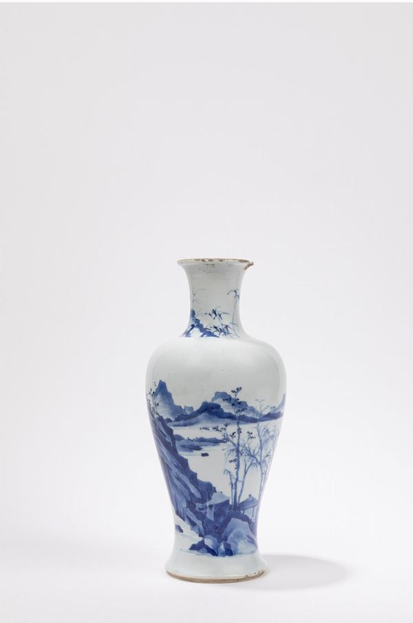A BLUE AND WHITE PORCELAIN VASE