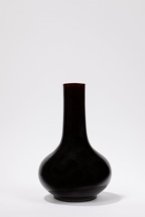 A MONOCHROME PORCELAIN VASE