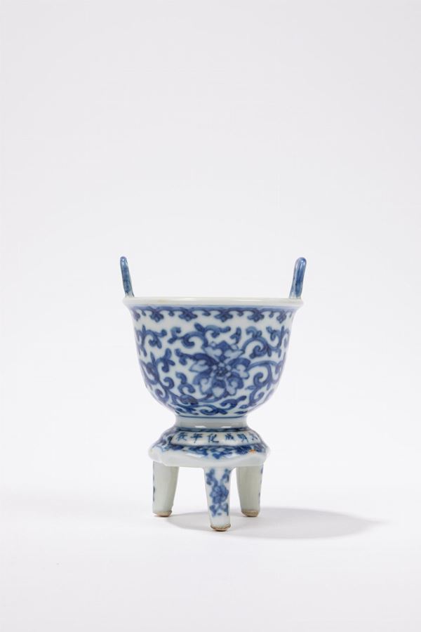 A BLUE AND WHITE PORCELAIN TRIPOD CENSER