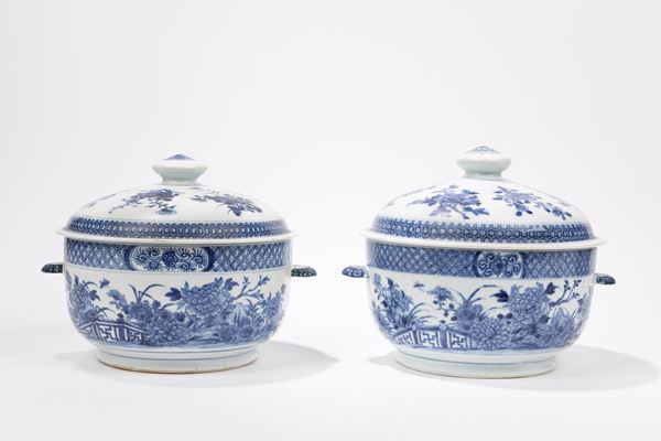A PAIR OF BLUE AND WHITE PORCELAIN TUREEN