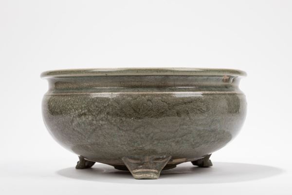 A LONGQUAN CELADON PORCELAIN CENSER