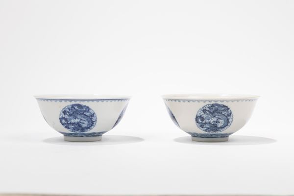 A PAIR OF BLUE AND WHITE PORCELAIN CUPS