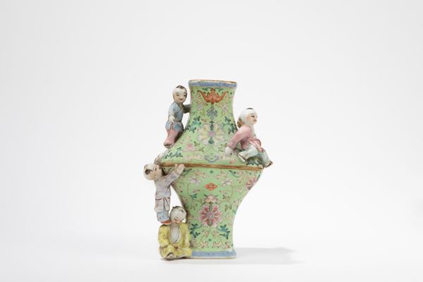 A FAMILLE ROSE PORCELAIN VASE