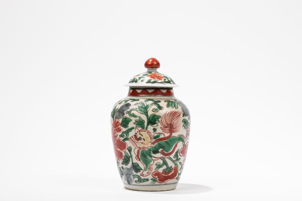 A SMALL WUCAI PORCELAIN VASE AND COVER