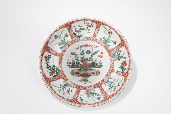 A LARGE FAMILLE VERTE PORCELAIN PLATE