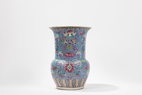 A FAMILLE ROSE PORCELAIN VASE