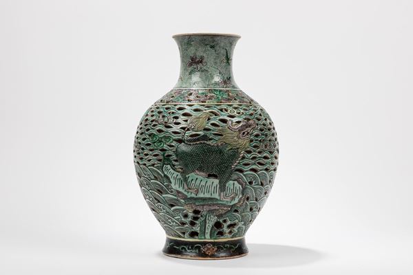 A FAMILLE VERTE PORCELAIN VASE