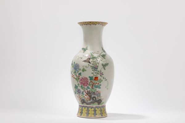 A FAMILLE ROSE PORCELAIN VASE