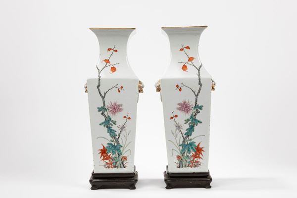 A PAIR OF FAMILLE ROSE PORCELAIN VASES