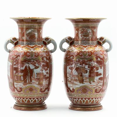 Coppia di vasi in porcellana Kutani, Giappone, periodo Meiji, h. 36,5 cm
