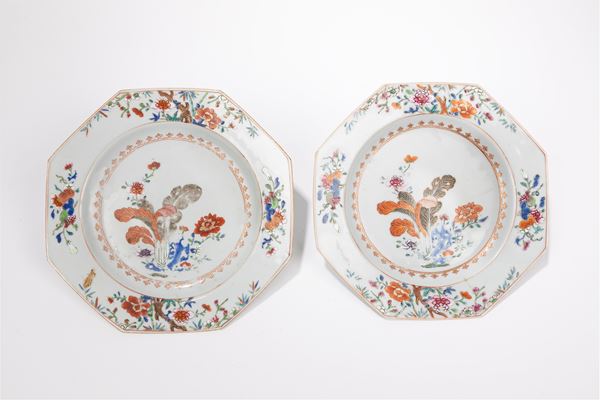 A PAIR OF FAMILLE ROSE PORCELAIN DISHES
