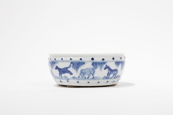A RARE BLUE AND WHITE PORCELAIN BRUSH-WASHER