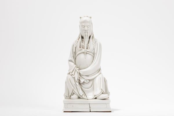 A DEHUA PORCELAIN FIGURE OF GUANDI