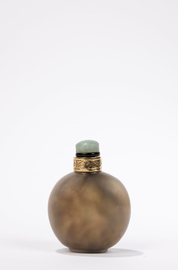 A GOLD AND AGATE SNUFF BOTTLE
