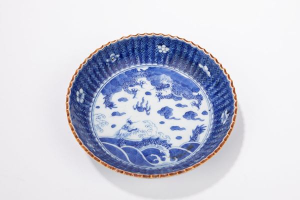 A SMALL ARITA BLUE AND WHITE PORCELAIN DISH