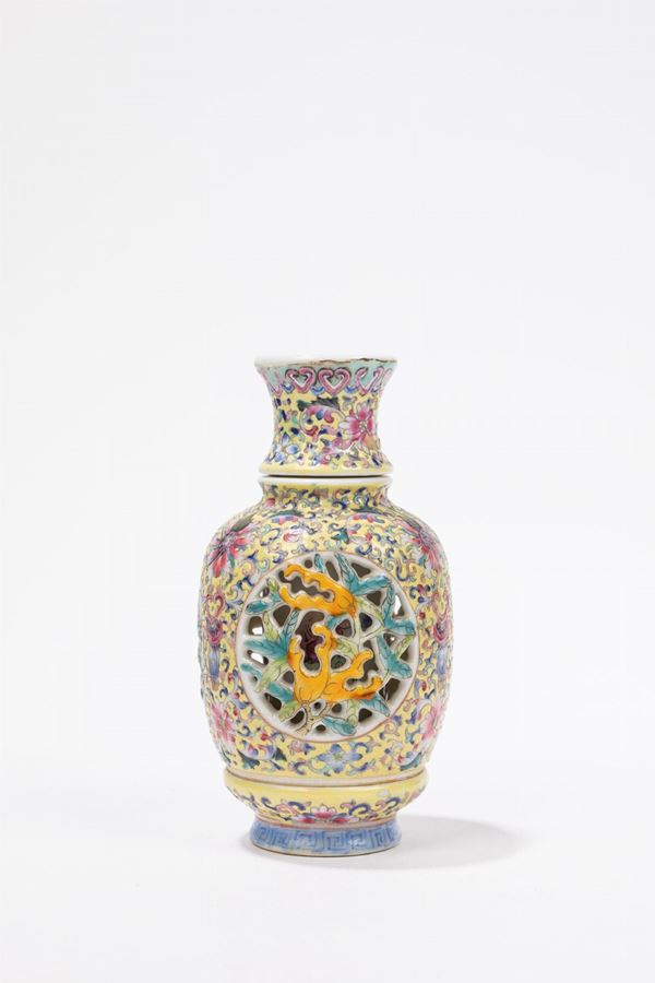 A SMAL REVOLVING FAMILLE ROSE PORCELAIN VASE