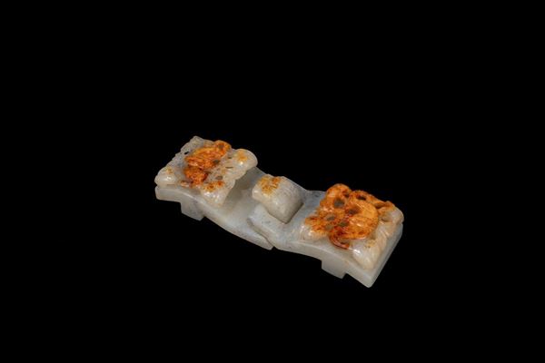 A MOTTLED JADE AND RUSSET CARVED BELT BUCKLE  (Cina, 19th / 20th century)  - Auction Fine Asian Art - Marcopolo srl - Marcopolo Asian Art Auction Milano
